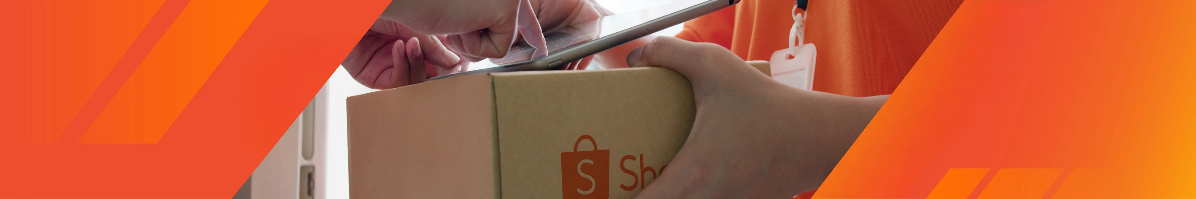 Um comprador recebendo um pacote Shopee do entregador
