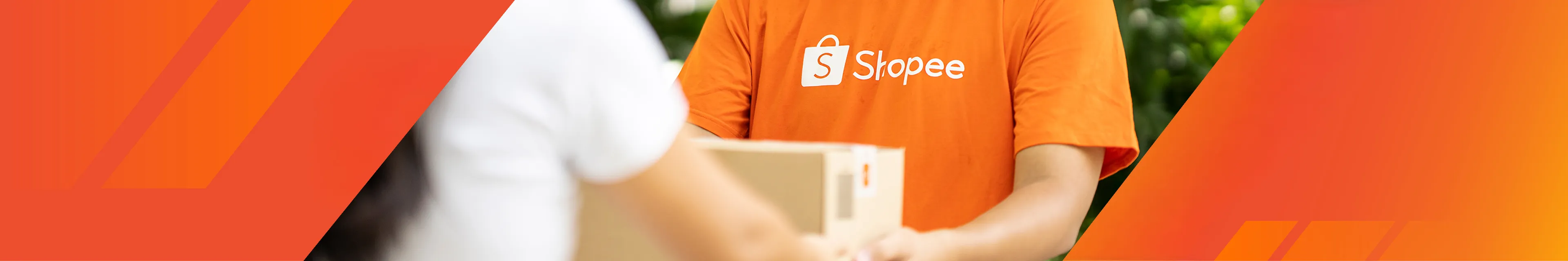 Comprador recebendo um pacote de um entregador Shopee